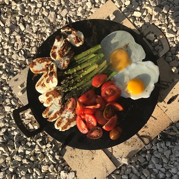 12 inch Black Iron Chapa Griddle Plate with Legs - BRIT LOCKER